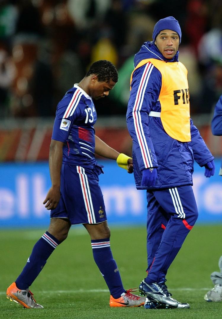 Exit. Patrice Evra og Thierry Henry (til højre) går den tunge gang og er på vej ud af VM. 