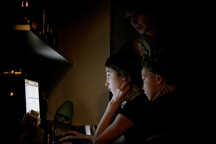Der venter børn mange gode oplevelser på nettet, men seks ud af ti børn støder også på ubehageligheder i form af voldelige billeder, nøgenhed og fremmede krænkere, der prøver at lokke dem ud i ting, som børnene ikke har lyst til. 