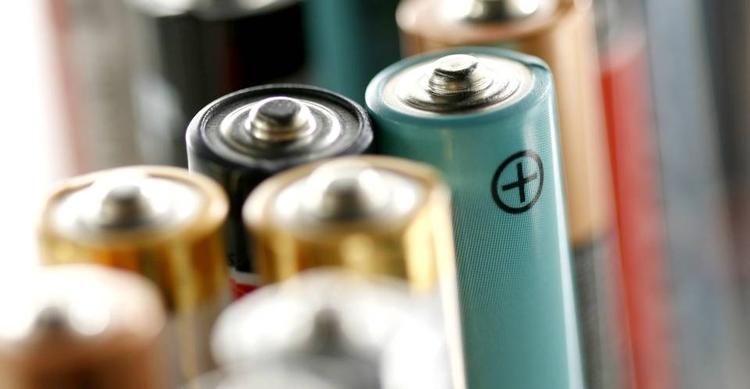 Producenterne af elektronik og batterier har siden 1. januar 2009 haft ansvaret for at indsamle det miljøfarlige affald. Men sidste år afleverede danskerne kun halvdelen af batterierne til genanvendelse. 