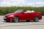 læderland. Man sidder behageligt og nærmest pakket ind i lædersæderne i Lexus IS 250C. Med tag på kniber det med førerens udsyn skråt bagud. 