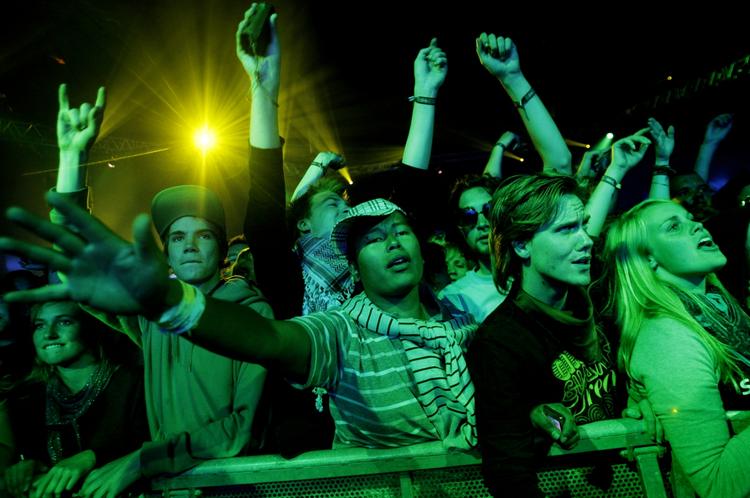 Når der er gang i den foran scenerne, er tyveknægte desværre aktive andre steder. Forsikringsselskaberne opfordrer festivalgængere til at lade dyre gadgets blive hjemme og til at låse deres telte. 