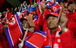 Begejstring. Tilhængere af Nordkoreas VM-hold hepper på deres mandskab under kampen mod Brasilien. Nordkorea tabte 1-2. 