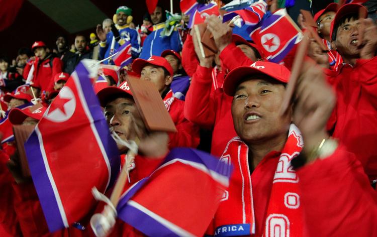 Begejstring. Tilhængere af Nordkoreas VM-hold hepper på deres mandskab under kampen mod Brasilien. Nordkorea tabte 1-2. 