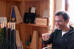 vinbonden. Pinot gris-druen kommer oprindeligt fra Bourgogne, og på tysk hedder den da også grauburgunder. André Ostertag overtog familieforetagendet i Alsace. Dér blev han inspireret til at lade sin pinot gris gære. 
