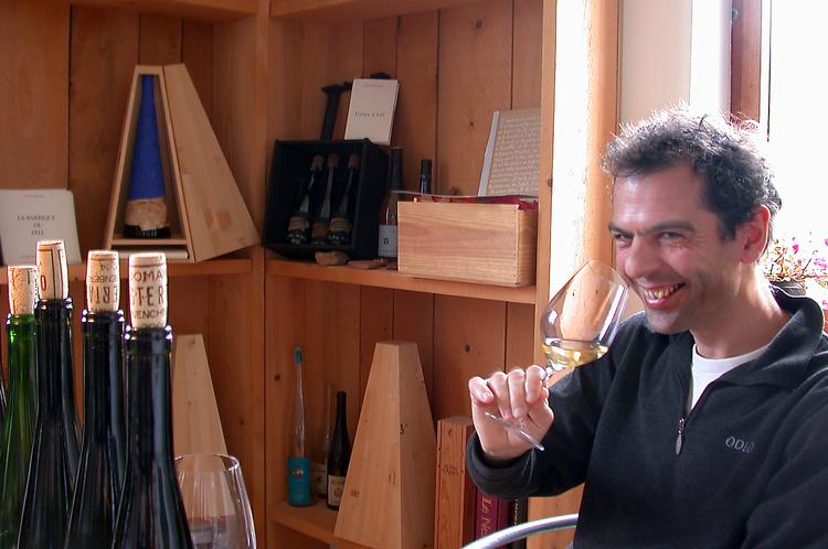 vinbonden. Pinot gris-druen kommer oprindeligt fra Bourgogne, og på tysk hedder den da også grauburgunder. André Ostertag overtog familieforetagendet i Alsace. Dér blev han inspireret til at lade sin pinot gris gære. 