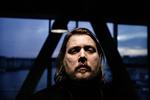 I foråret 2007 fik skuespilleren og dramatikeren Nicolas Bro den idé at lave et stykke om den sidste dag på Jorden. Nu kan set ses på Mammutteatret. 