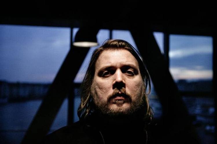 I foråret 2007 fik skuespilleren og dramatikeren Nicolas Bro den idé at lave et stykke om den sidste dag på Jorden. Nu kan set ses på Mammutteatret. 