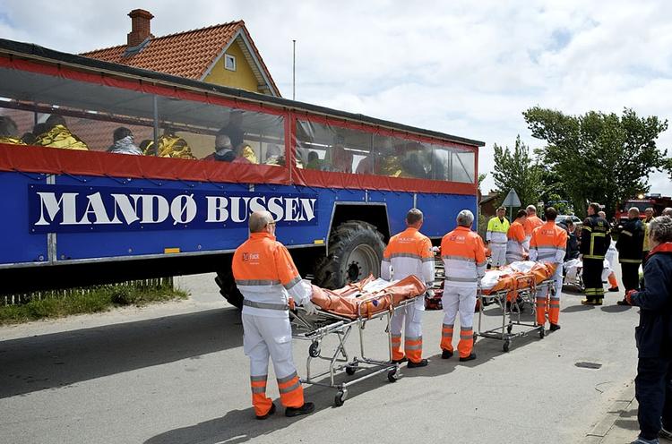 Trist. Der var både dræbte og sårede efter ulykken ved Manø i Vadehavet. Her bliver folk kørt ind til redningsarbejdere. 