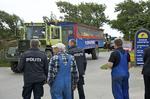 MANDØ. Politi og beboere ser passagerer komme ind til Mandø efter ulykken på en sandbanke ud for Vadehavsøen. 