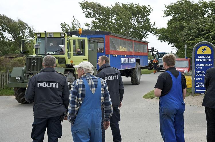 MANDØ. Politi og beboere ser passagerer komme ind til Mandø efter ulykken på en sandbanke ud for Vadehavsøen. 