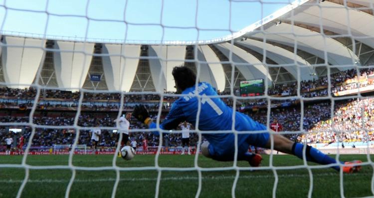 REDDET. Serbiens målmand Vladimir Stojkovic sørgede for, at Lukas Podolski ikke scorede, da han fik muligheden fra 11-meterpletten. 