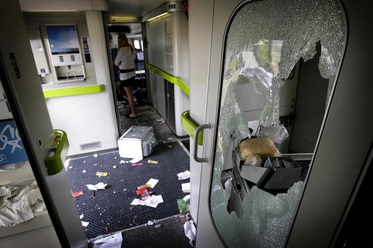 Hærværk. Her har Brøndbyfans ødelagt tre IC3-vogne på turen hjem fra en kamp i Århus.  Arkivfoto 