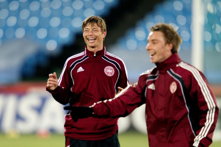 SPØRGSMÅLET. Muligheden for, at Christian Eriksen (th.) er med i den danske startopstilling mod Cameroun bliver betydeligt mindre, hvis Jon Dahl Tomasson (tv.) atter er spilleklar. 