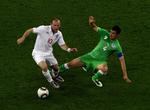 Wayne Rooney i infight med Algeriets  Anther Yahia. Efter kampen udfordrede han de engelske fans. 