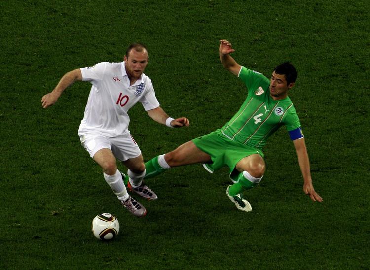 Wayne Rooney i infight med Algeriets  Anther Yahia. Efter kampen udfordrede han de engelske fans. 