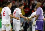 Englands Frank Lampard (midt) og John Terry (tv) siger tak for kampen til Algeriets målmand Rais M'Bolhi efter en tam og uinspireret indsats af englænderne. 