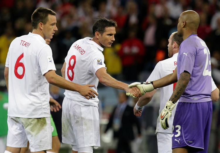 Englands Frank Lampard (midt) og John Terry (tv) siger tak for kampen til Algeriets målmand Rais M'Bolhi efter en tam og uinspireret indsats af englænderne. 
