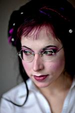 Fyret. Den finske forfatter Sofi Oksanen er blevet fyret af sit forlag, muligvis fordi hun offentligt har kritiseret forlagsdirektør Anna Baijars. 