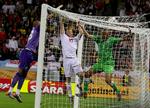 tørresnor. Engelske medier hænger heltene til tørre dagen derpå. Især Wayne Rooney får tæsk oven på en 0-0-kamp, som kun Algeriet havde ære af. 