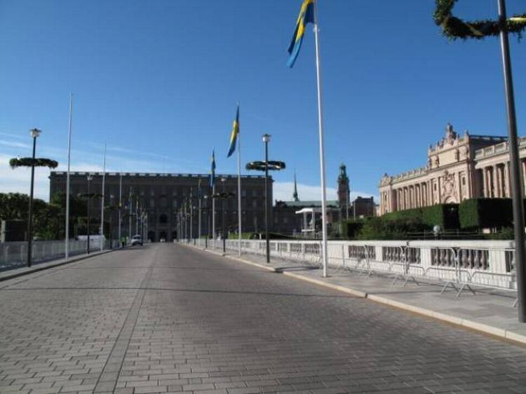 STILHED. Om få timer vil gaderne i Stockholm være propfyldt af svenskere og turister, der håber at få et glimt af de kongelige. 