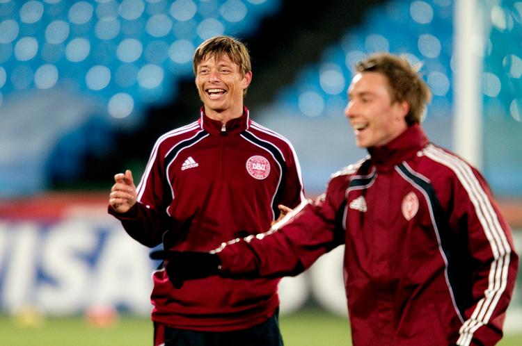 humør. Jon Dahl Tomasson morede sig i aftes på stadion i Pretoria sammen med unge Christian Eriksen,  der formentlig får spilletid i aften.  Foto: Finn Frandsen 