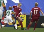 føring. Danmark spillede uafgjort mod Senegal ved VM i 2002, hvor blandt andre Martin Lauersen (midt) og Christian Poulsen prøvede at dæmme op for Senegals stjerne El-Hadji Diouf. Arkivfoto. 