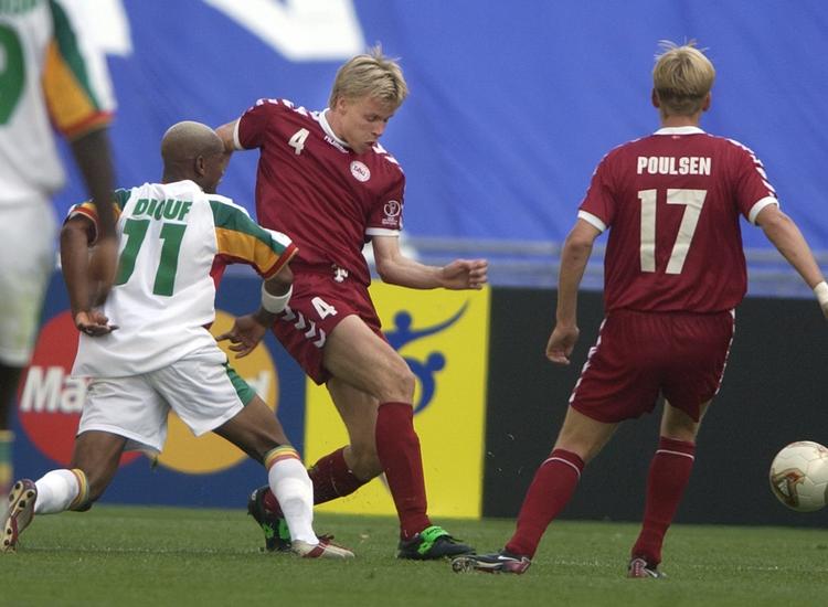 føring. Danmark spillede uafgjort mod Senegal ved VM i 2002, hvor blandt andre Martin Lauersen (midt) og Christian Poulsen prøvede at dæmme op for Senegals stjerne El-Hadji Diouf. Arkivfoto. 