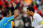 Advarsel. Til mig? Cristiano Ronaldo var forbløffet, da han fik en advarsel af Jorge Larrionda, der i dag dømmer Danmark-Cameroun. Arkivfoto. 