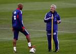 skænderi. Angriber Nicolas Anelka (tv) brugte sprogets værste gloser over for landstræner Raymond Domenech i pausen af kampen mellem Frankrig og Mexico. Arkivfoto. 
