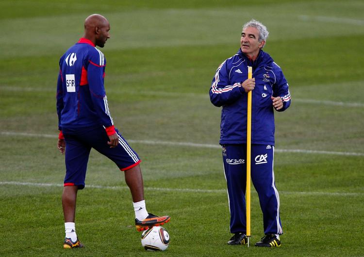 skænderi. Angriber Nicolas Anelka (tv) brugte sprogets værste gloser over for landstræner Raymond Domenech i pausen af kampen mellem Frankrig og Mexico. Arkivfoto. 