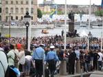 MENNESKEMUR. Op mod 250.00 mennesker står lige nu på gaden i Stockholm. De vil alle have et glimt af de kongelige. Foto: Mette Albæk 