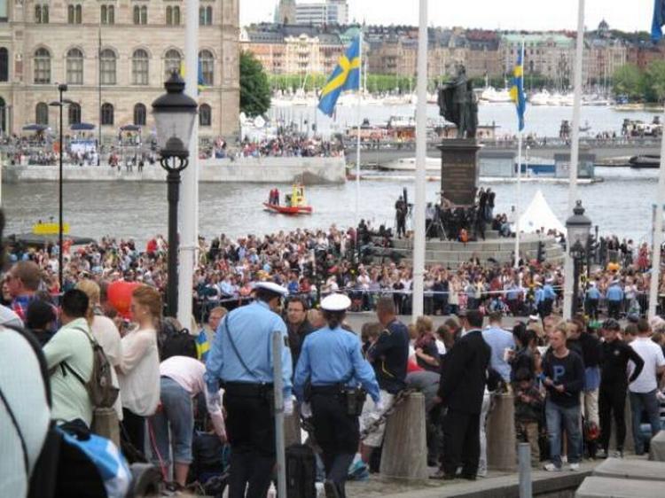 MENNESKEMUR. Op mod 250.00 mennesker står lige nu på gaden i Stockholm. De vil alle have et glimt af de kongelige. Foto: Mette Albæk 
