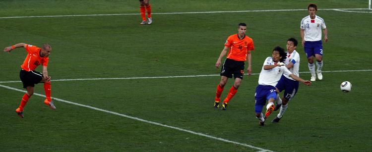 sejrsmålet. Med et hug fra kanten af straffesparksfeltet scorer Wesley Sneijder til 1-0. 