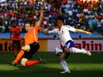 Over. Så tæt var Shinji Okazaki på at udligne mod Holland, men presset af Joris Mathijsen skød japaneren over i 89. minut. 