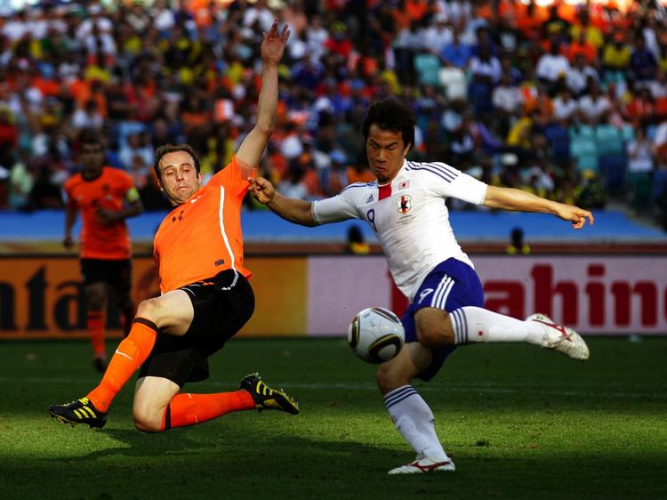 Over. Så tæt var Shinji Okazaki på at udligne mod Holland, men presset af Joris Mathijsen skød japaneren over i 89. minut. 