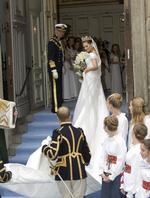 Vielse. Kronprinsesse Victoria på vej ind i Storkyrkan sammen med sin far Carl Gustaf XVI. 