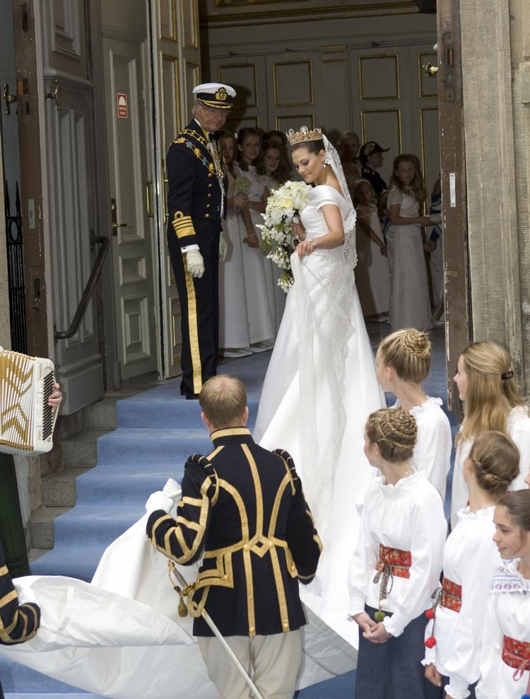 Vielse. Kronprinsesse Victoria på vej ind i Storkyrkan sammen med sin far Carl Gustaf XVI. 