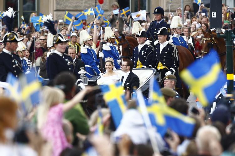 Kronprinsesse Victoria og Daniel Westling på vej rundt i Stockholm i karet efter vielsen i domkirken Storkyrkan. 