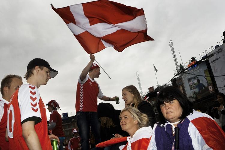 RØDE FARVER. Masser af danskere ser fodboldkamp foran storskærmen på Rådhuspladsen. 