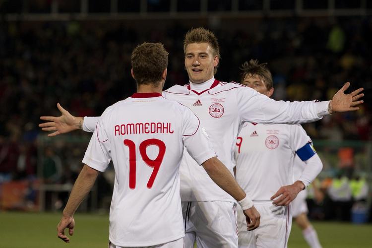 HELTENE. Dennis Rommedahl og Nicklas Bendtner scorede og lagde op til hinanden, da Danmark vandt 2-1 over Cameroun. 