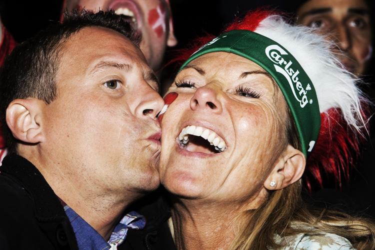 Kys efter Danmarks 2-1 sejr over Cameroun. 