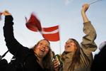 Biler og busser dyttede om kap i deres egne rytmer, der blev fyret fyrværkeri af og der var glade og opstemte mennesker overalt. 