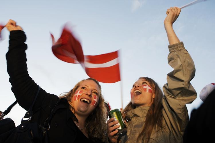 Biler og busser dyttede om kap i deres egne rytmer, der blev fyret fyrværkeri af og der var glade og opstemte mennesker overalt. 