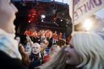 Fest på scenen i pausen. 