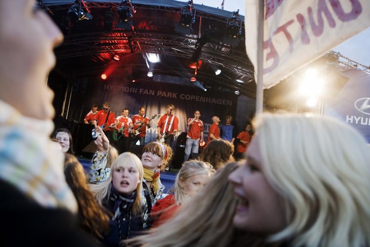 Fest på scenen i pausen. 