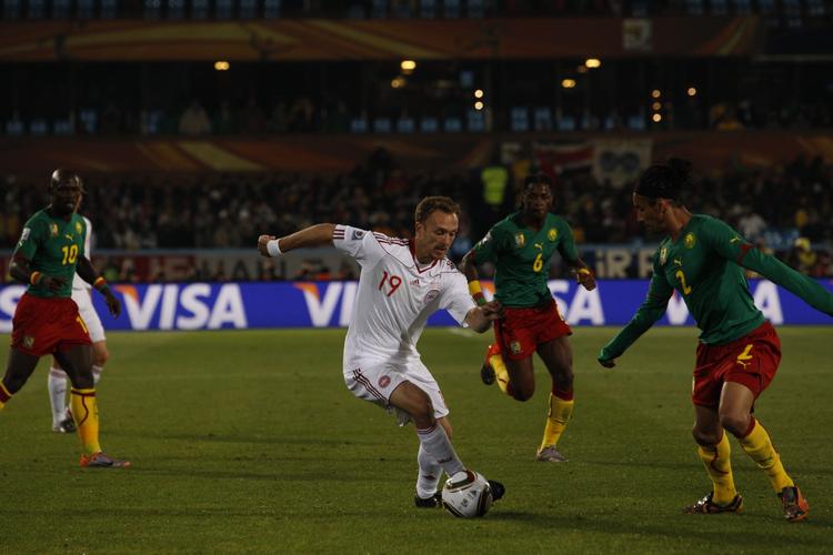 fløjraket. Dennis Rommedahl får national oprejsning efter fløjens fantastiske kamp og kølige scoring mod Cameroun. 