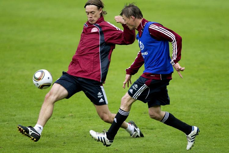 afløser. Per Krøldrup (tv) under træning i Helsingør med Jon Dahl Tomasson før afrejsen til Sydafrika. Arkivfoto. 