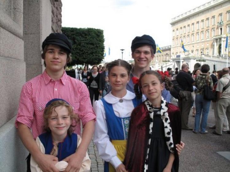 BRYLLUPSTØJ. De fem søskende fra Familien Blad havde ventet seks timer på at vinke til kronprinsesseparret. I dagens anledning var de var klædt i Sveriges nationaldragt. 