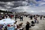 Den ny Svanemøllestrand blev indviet under sorte skyer. 'Et historisk øjeblik for Østerbro', proklamerede strandens idémand. Og det var antallet af fleecetrøjer og regnjakker i stedet for bikini og badebukser også. 