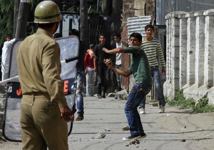 KONFLIKT. Demonstranter på gaden i Kashmir-provinsen kaster sten mod politi og soldater. 